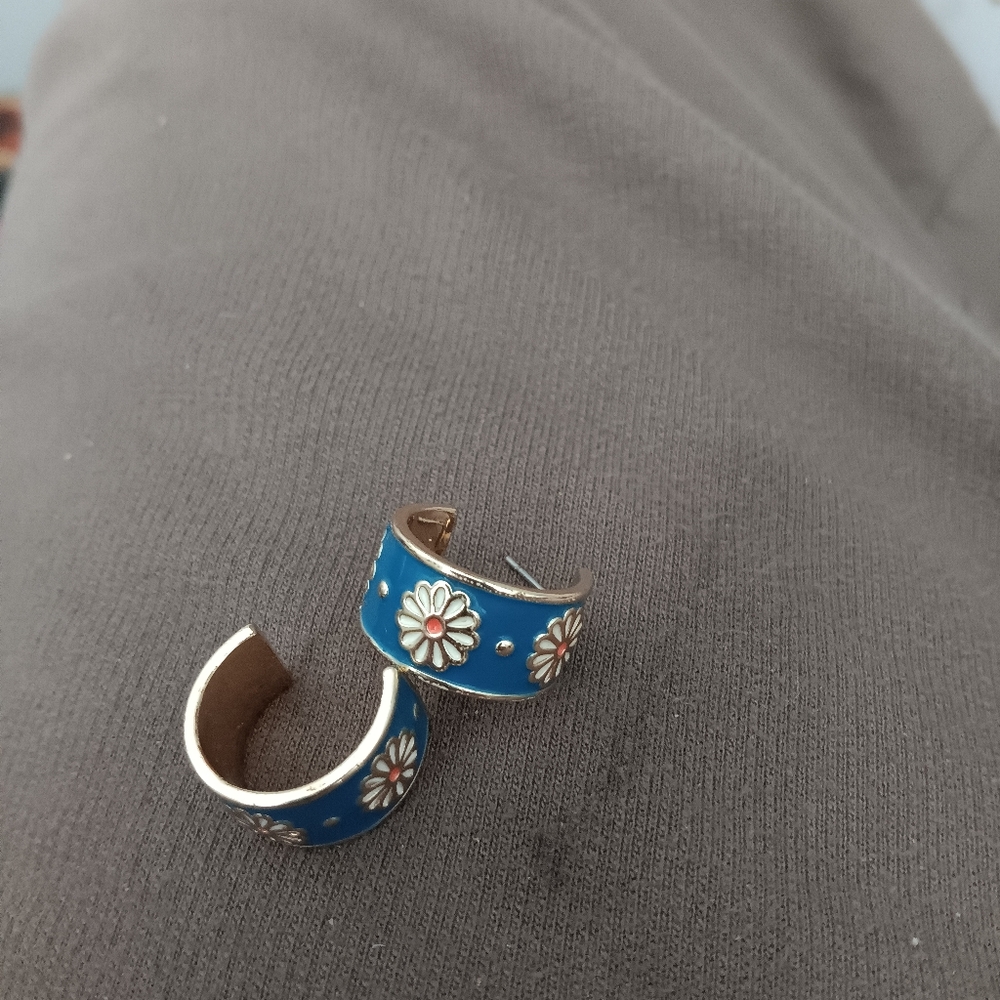 HOUSE OF HARLOW BLUE HOOP WITH DAISY EARRINGS, NWOT